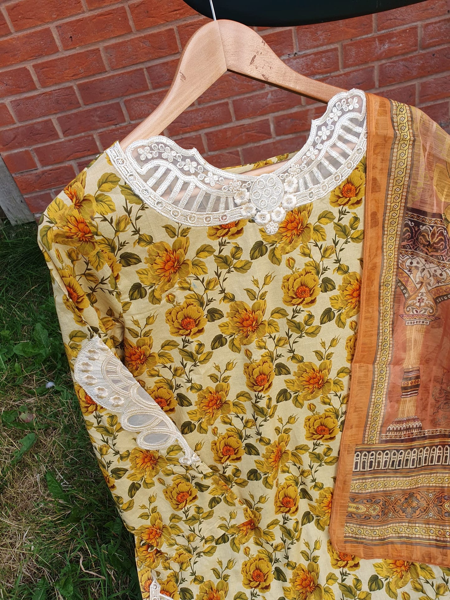 Lawn fabric stitched by Sahibas by Mirza 3-piece Diamond Lawn Dupatta