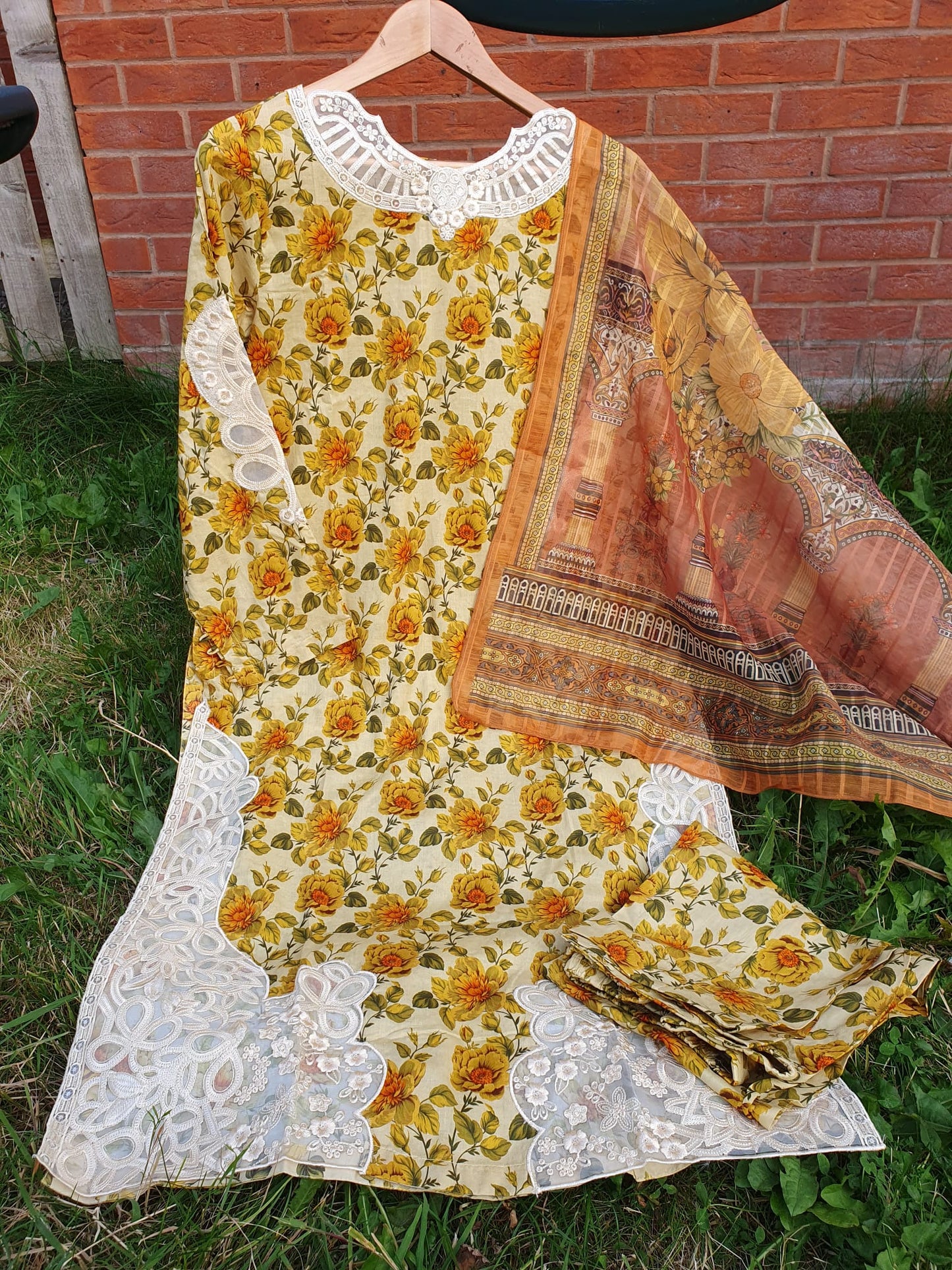 Lawn fabric stitched by Sahibas by Mirza 3-piece Diamond Lawn Dupatta