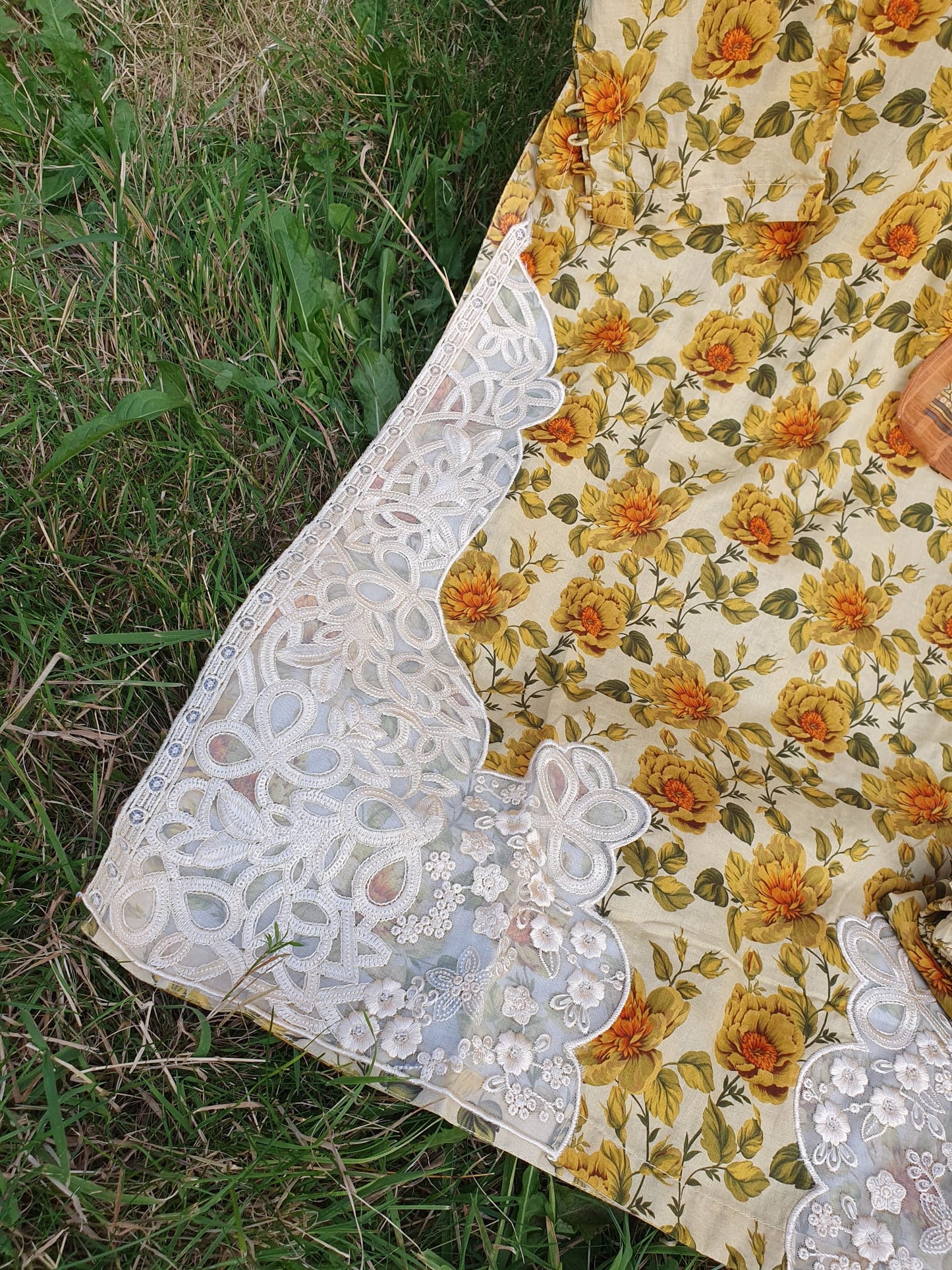 Lawn fabric stitched by Sahibas by Mirza 3-piece Diamond Lawn Dupatta